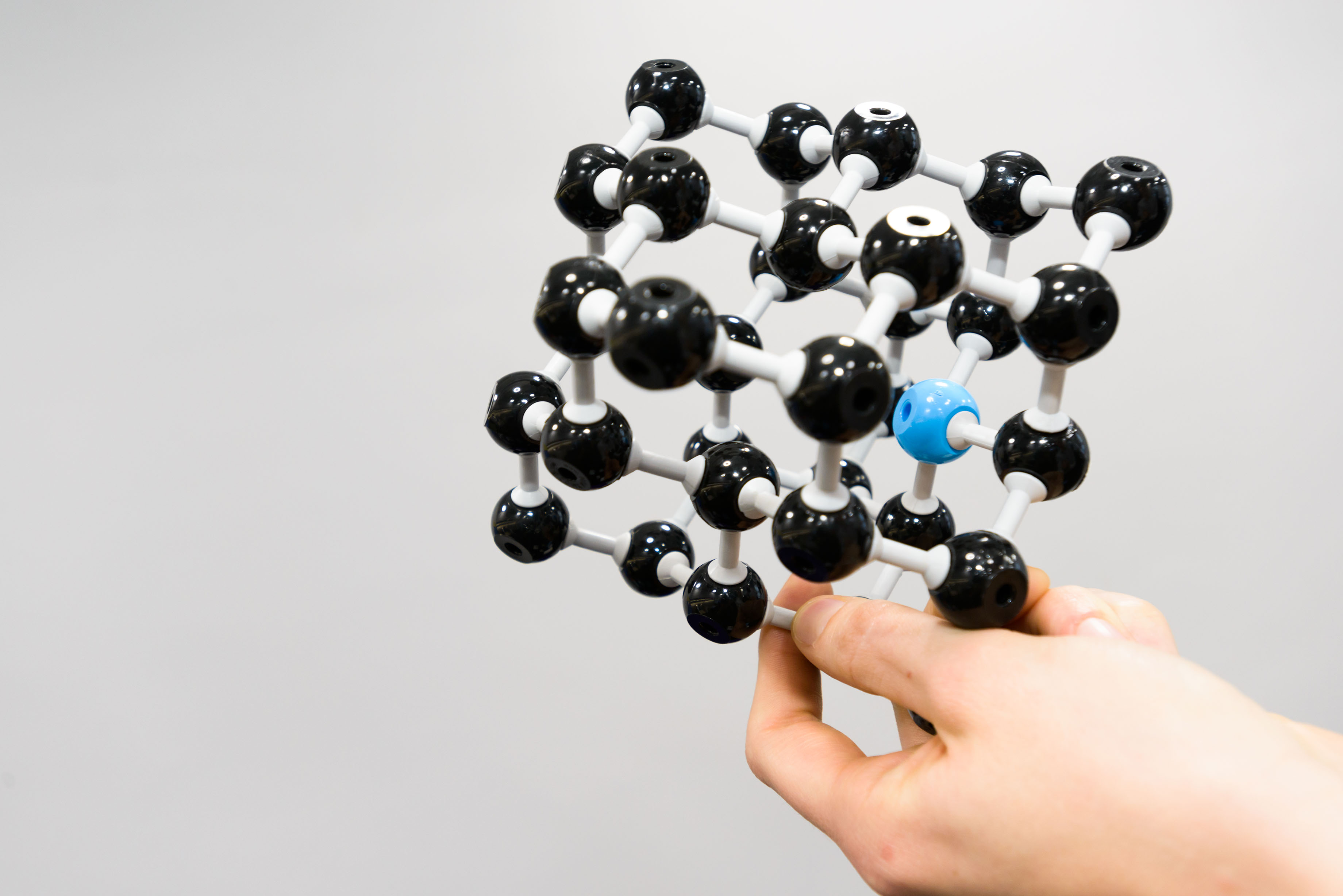 A model of a diamond lattice, with carbon atoms in black and an “NV” centre represented by a blue nitrogen atom next to a gap in the lattice. Credit: Dan Tsantilis / EPSRC A model of a diamond lattice, with carbon atoms in black and an “NV” centre represented by a blue nitrogen atom next to a gap in the lattice. Credit: Dan Tsantilis / EPSRC